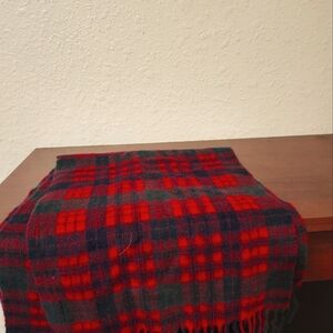 Class Scotlabd brand winter scarf, 100% lambswool, red & green